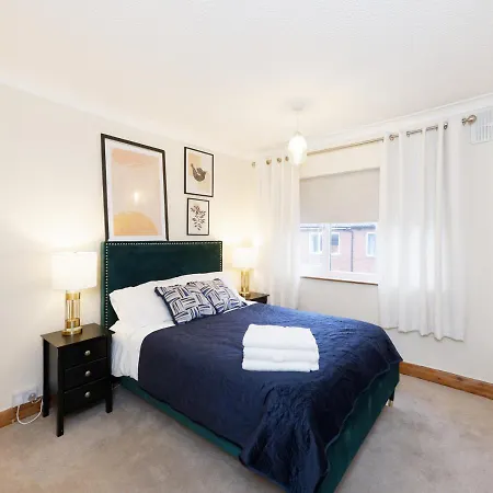 3bedroom - 4 Beds - Spacious - Close To Centre * ليدز