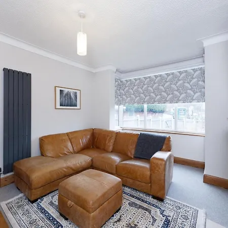3bedroom - 4 Beds - Spacious - Close To Centre * ليدز