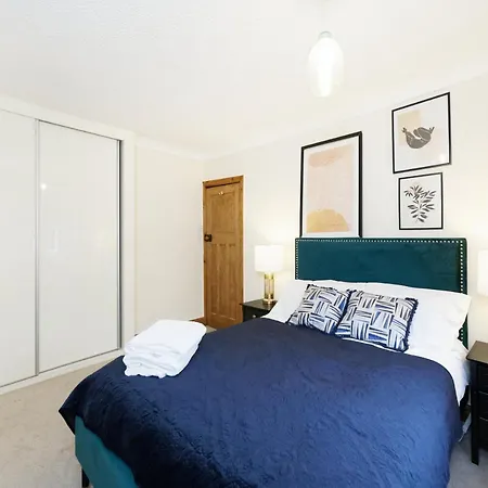 3bedroom - 4 Beds - Spacious - Close To Centre