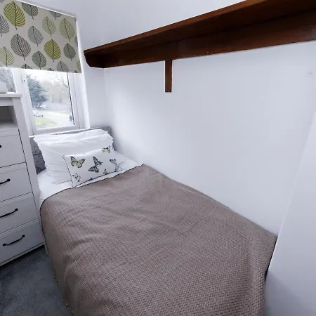 3bedroom - 4 Beds - Spacious - Close To Centre *