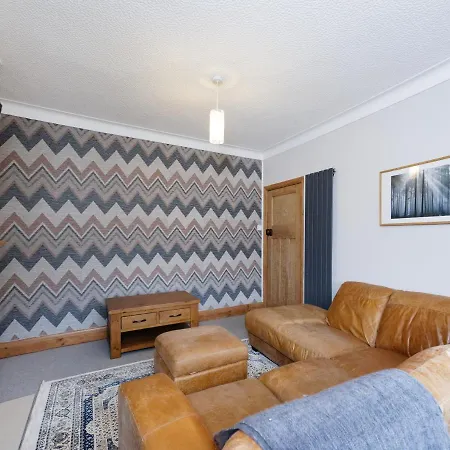 3bedroom - 4 Beds - Spacious - Close To Centre